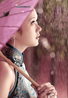 张娜拉绿色旗袍拿伞的图片