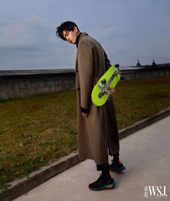 张若昀滑板少年街头时尚写真