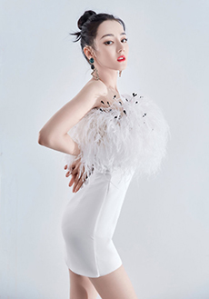 迪丽热巴白色羽毛短裙精致优雅写真图片