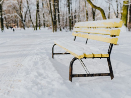 白雪覆盖的长椅高清风景图片