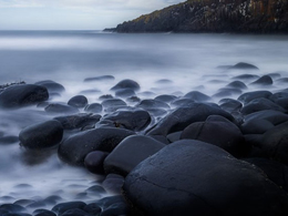 海边的黑色鹅卵石风景图片
