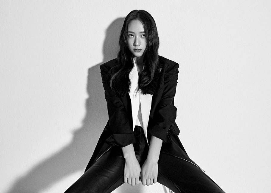 韩国美女郑秀晶酷黑时尚写真图片