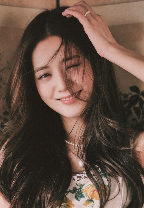 韩国女星金智秀碎花裙迷人写真图片
