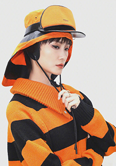 李宇春橘黑色条纹毛衣温暖时髦写真图片