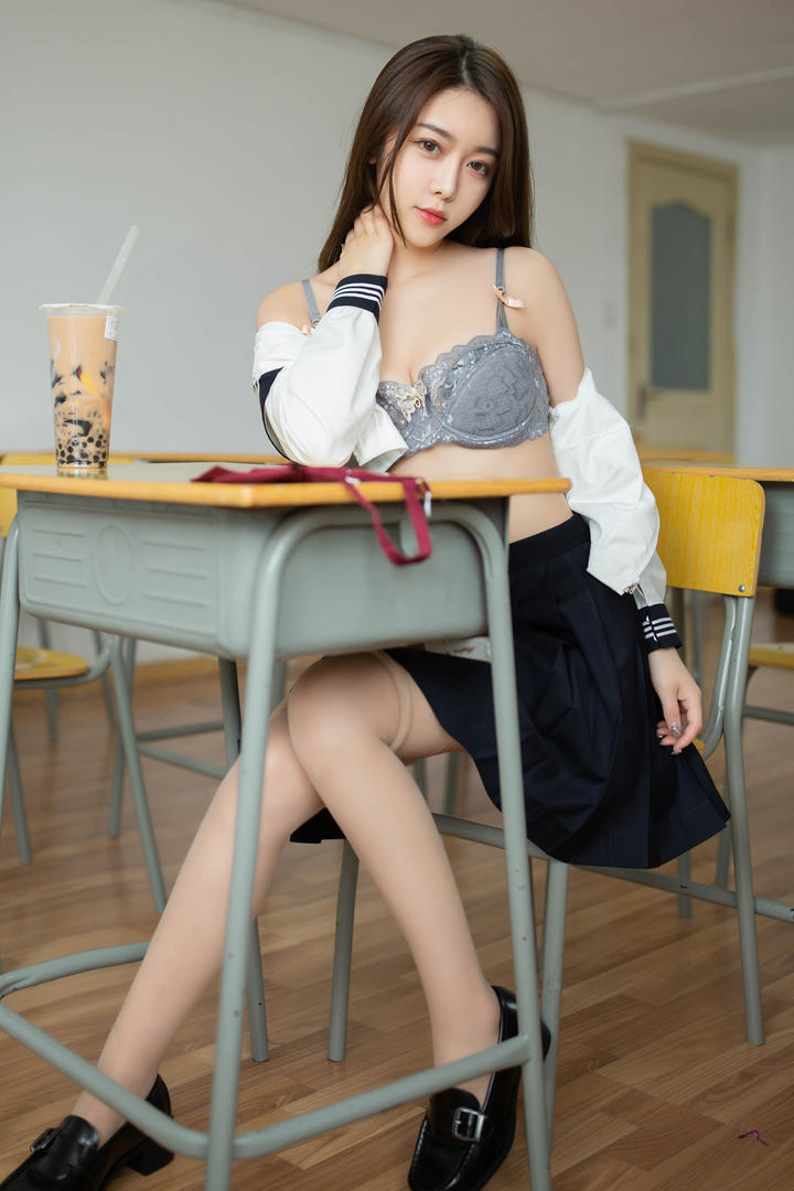 日本乱来成人人体课程美女老师亲自脱衣露出美