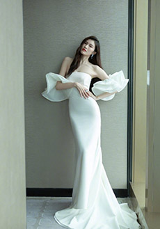 何穗白裙优雅写真图片