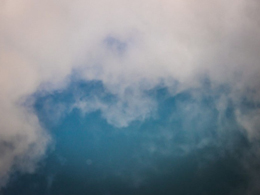 空中漂浮的云彩高清风景图片
