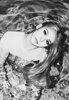 李彩琳泳池黑白风格写真图片
