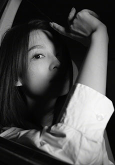 李沁黑白风格慵懒写真图片