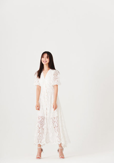 肖燕镂空白裙清冷优雅写真图片