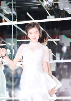 李浩菲白色礼服裙清纯甜美写真图片