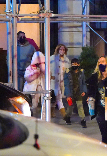 美国歌手詹妮弗洛佩兹毛绒外套低调时尚街拍图片