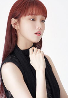 韩国女演员李圣经红发黑裙气质写真图片