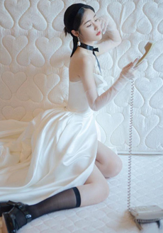 梁田乳白色抹胸长裙唯美浪漫写真图片