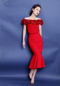 李沁中国红花苞连衣裙喜庆甜美写真图片