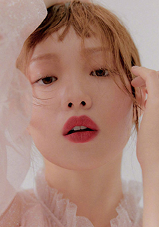 韩国女星李圣经个性俏皮可爱时尚写真图片