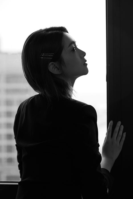 陈昊宇黑色西装短裙性感慵懒写真图片