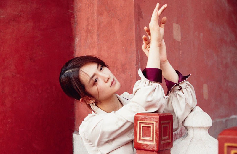 陈昊宇丝绸质感米色长裙优雅时尚写真图片
