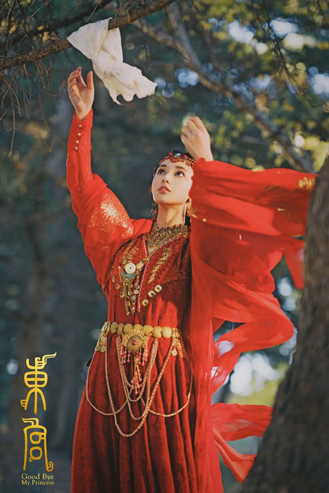 彭小苒《东宫》古装红衣唯美剧照图片