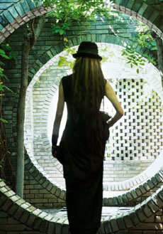杨丽萍黑色连衣裙艺术感生活照图片