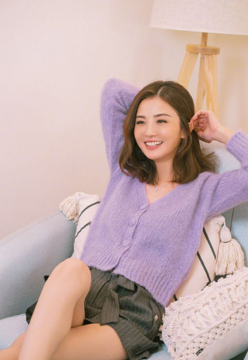 蔡卓妍紫色毛衣温柔优雅写真图片