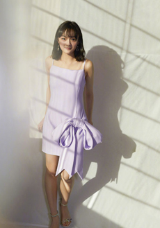 文淇紫色吊带裙成熟魅力写真图片