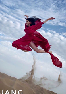 骆文博红色纱裙沙漠写真图片