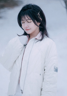 赖美云白色棉服雪地写真图片