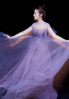王鹤润紫色纱质礼服元气优雅写真图片