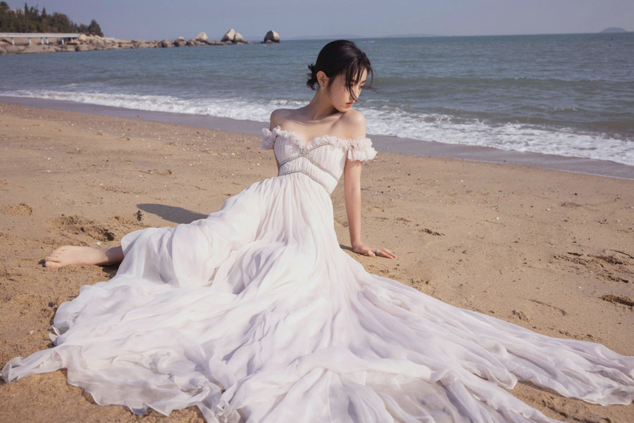 张子枫雪纺纱裙优雅写真图片