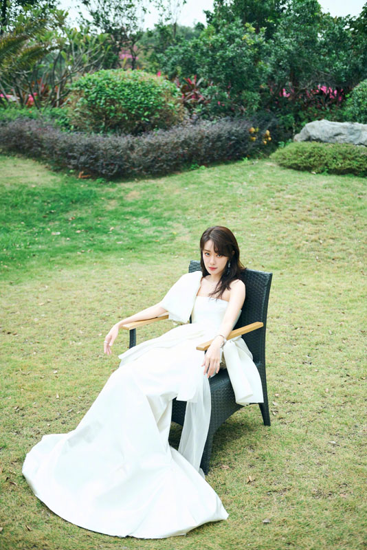 张小斐白色礼裙优雅写真图片