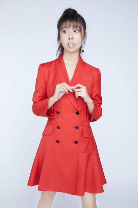 曹曦月红色西装短裙自信优雅写真图片