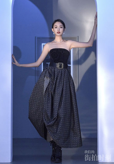 张梓琳黑色抹胸波点半裙优雅性感写真图片