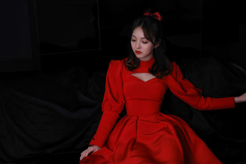 强东玥大红色镂空裙甜美性感写真图片
