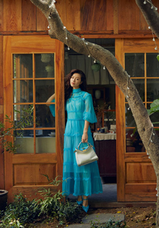 文咏珊蓝色吊带连衣裙优雅迷人写真图片