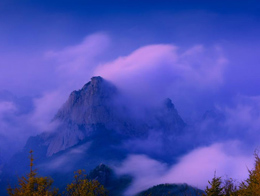 大雾弥漫的雾灵山高清风景图片
