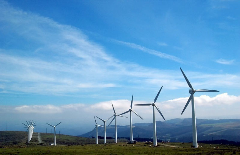 巨大的风力发电机建筑风景图片
