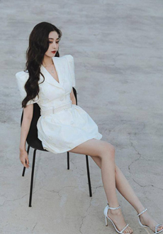 徐艺洋白色短袖西装裙优雅贵气写真图片