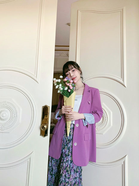 李小璐紫色西装浪漫写真图片