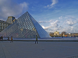 有名的巴黎卢浮宫建筑风景图片