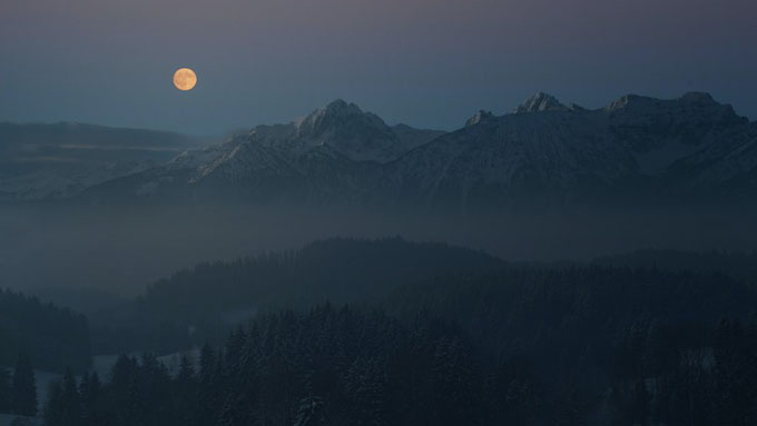 皎洁圆满的圆月高清风景图片