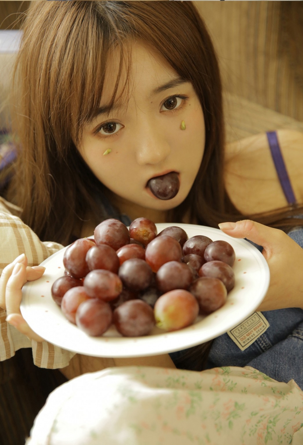 吃葡萄的美少女萝莉诱人风骚挑逗性感居家写真