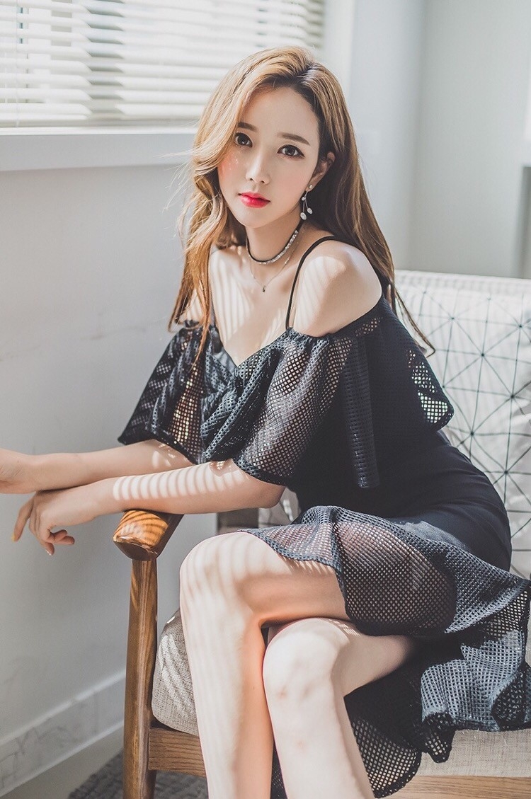 韩国爆乳美女模特李妍静透视黑裙大胆人体艺术