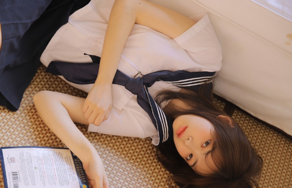 日本性感制服少女私房俏皮写真图片