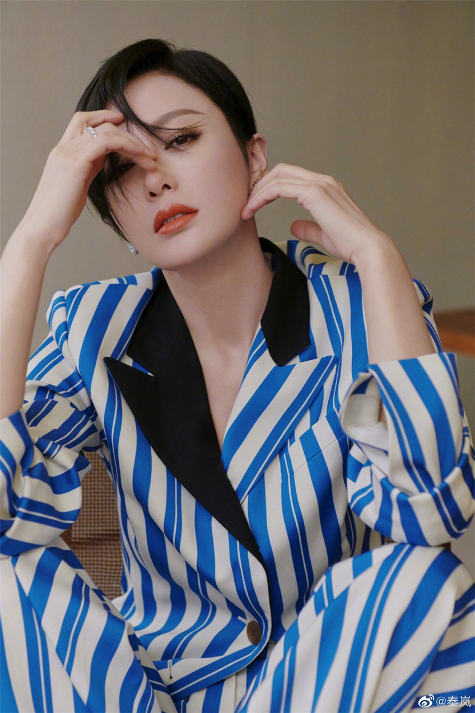 女明星秦岚穿蓝白条纹衬衣套装的帅气写真图片