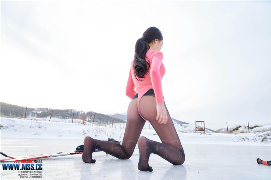 性感女神冰雪郊外大胆人体艺术丝袜玉足写真