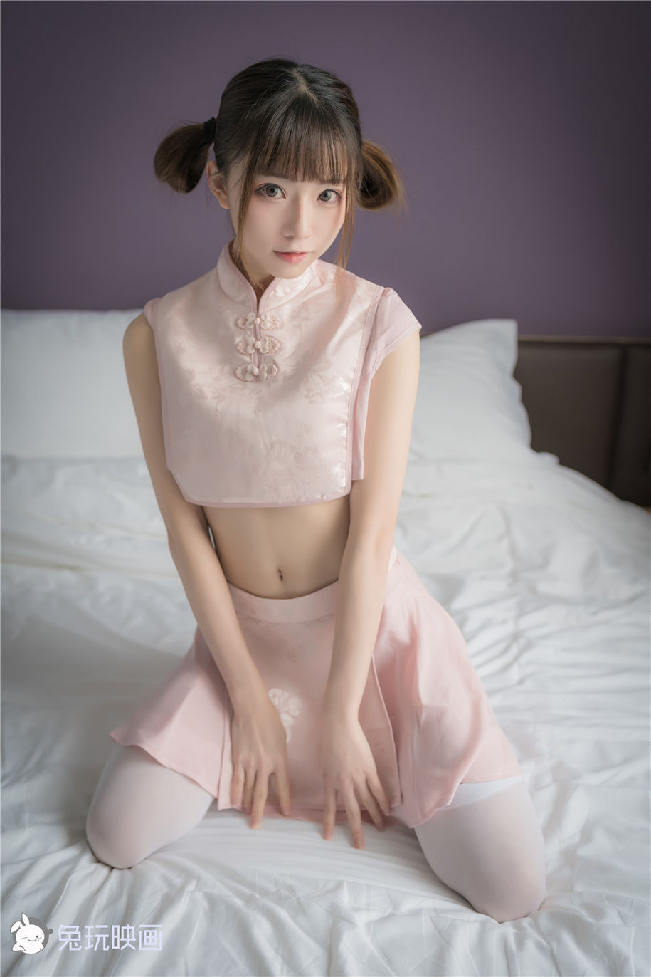 小清新美女粉色团子个性旗袍私拍图片