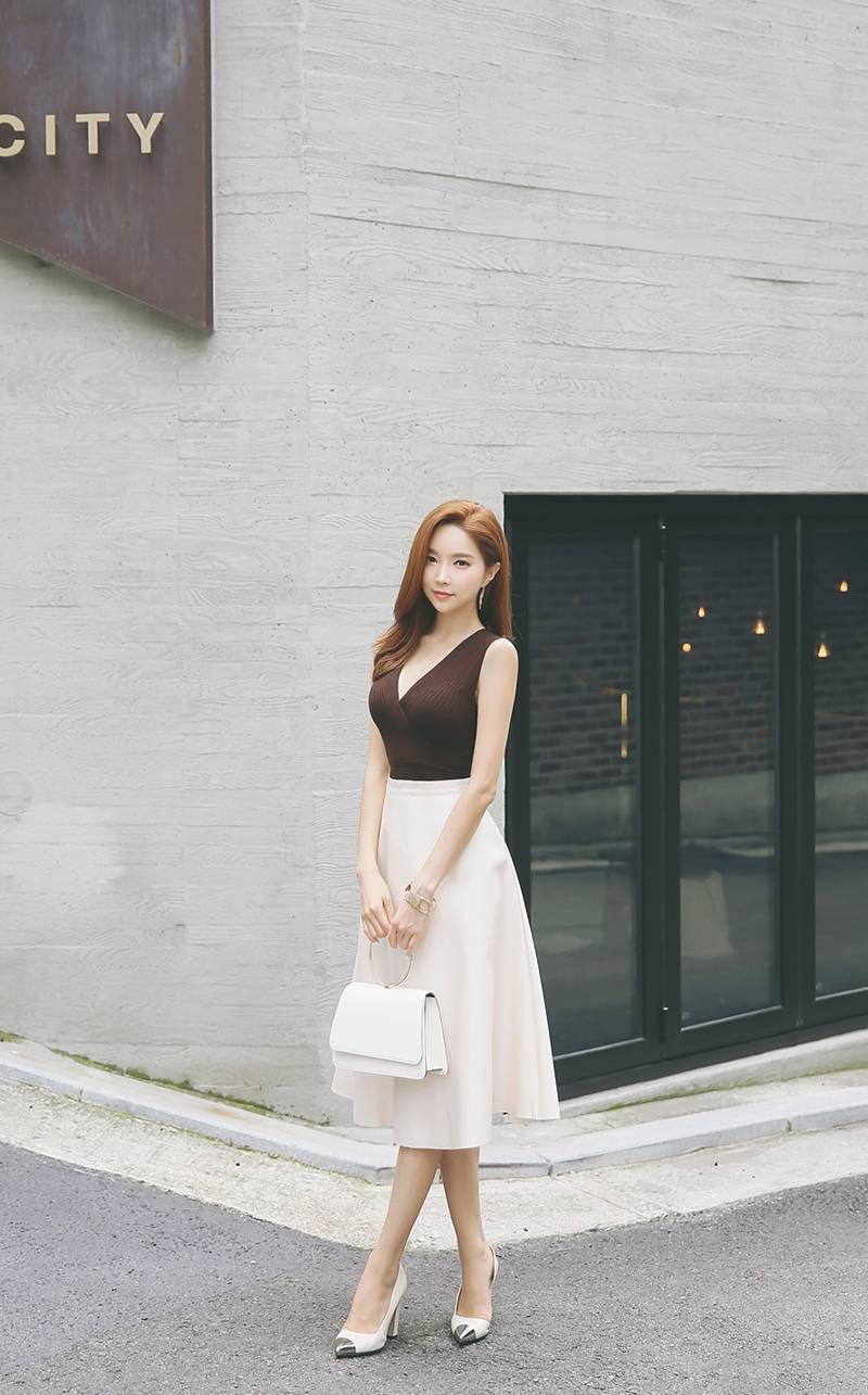 韩国风气质靓丽MM低胸装长裙街拍