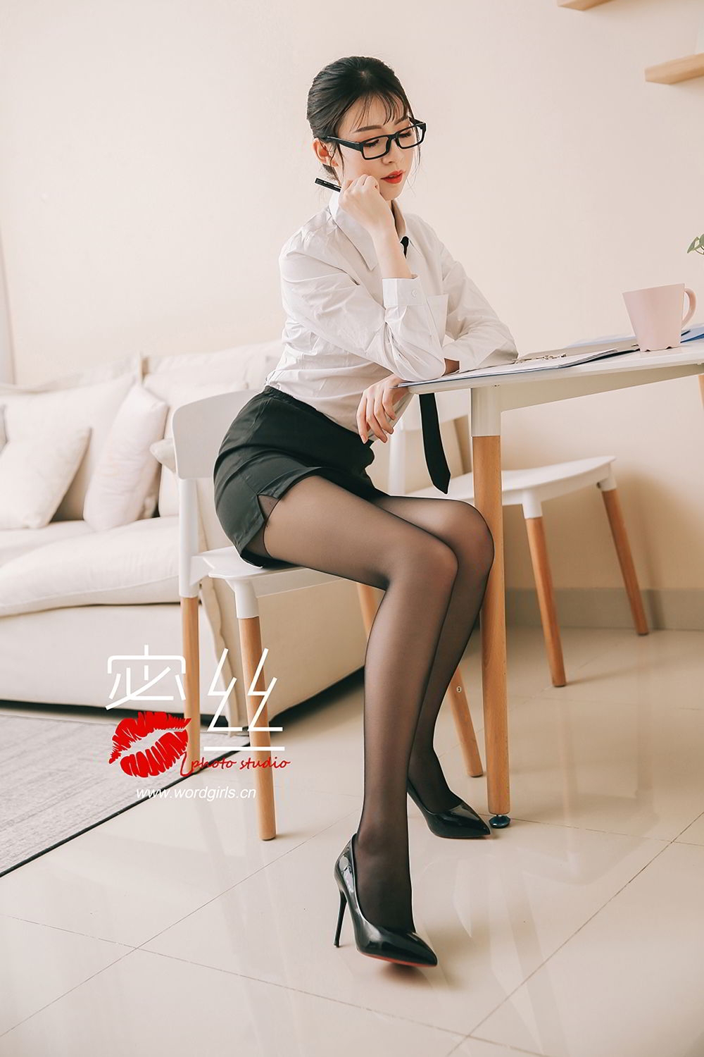 性感女秘书高跟美腿极品美女照片