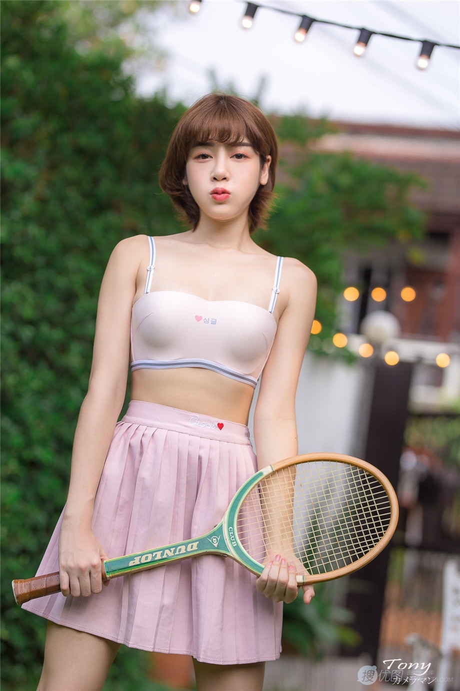 泰国性感阳光诱人网球拍美女户外只穿内衣短裙